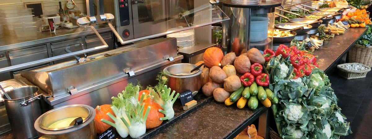 Nudging in die Praxis umgesetzt: Eine Kantine mit viel Obst und Gemüse soll zur gesünderen Lebensmittelauswahl animieren.